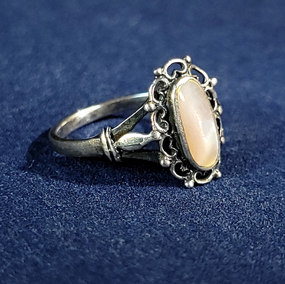 Small Vintage Ornate Ring with Mother of Pearl Stone - Picture 5 of 7